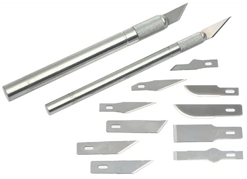 סכינים של X-Acto משמשות פרופ